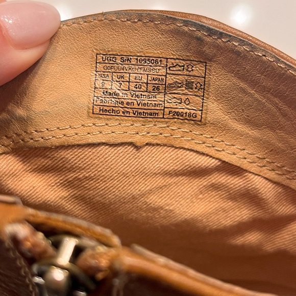 UGG Women’s Brown Leather Annie Boot Size 9 - Picture 9 of 11